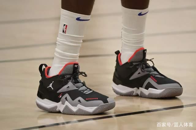 哈利伯顿35分迪文空砍35分 步行者胜尼克斯1-2